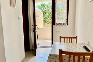 Biograd na Moru, Sala da pranzo nell'alloggi del tipo studio-apartment, condizionatore disponibile, animali domestici ammessi e WiFi.