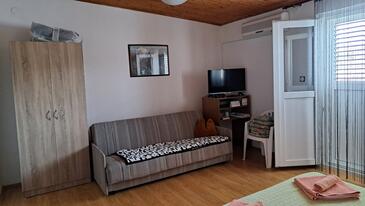 Pag, Dnevni boravak u smještaju tipa apartment, dostupna klima.