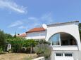 Hébergement Barbat, Rab, Hébergement 23769 - Appartement avec une plage de galets.