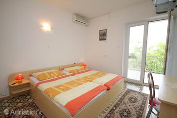 Apartmaji in sobe s parkingom Selce, Crikvenica - 2379