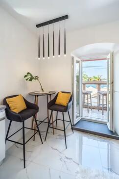 Supetar, Comedor en alojamiento de tipo studio-apartment, WiFi.