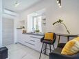 Supetar, Cocina en alojamiento de tipo studio-apartment, aire acondicionado disponible y WiFi.