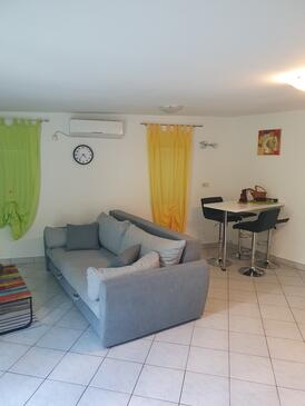 Opatija, Sala de estar en alojamiento de tipo apartment, aire acondicionado disponible y WiFi.