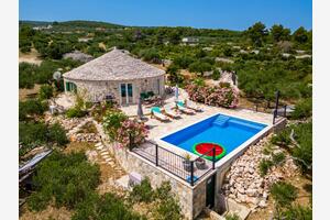 Maison pour la famille près de la mer et avec la piscine Mirca, Brac - 23797