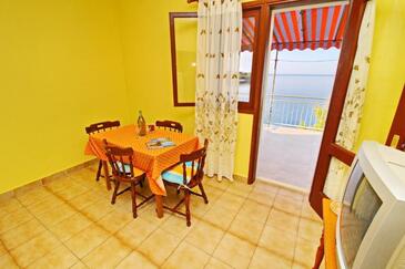 Karbuni, Dining room in the apartment, (pet friendly) and WiFi.