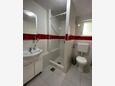 Novalja, Bathroom in the studio-apartment, WiFi.