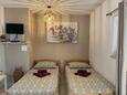 Novalja, Bedroom in the studio-apartment, air condition available and WiFi.