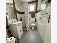 Novalja, Bathroom in the studio-apartment, WiFi.