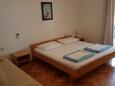 Duće, Bedroom in the studio-apartment, air condition available and WiFi.