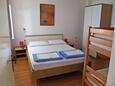 Duće, Bedroom in the studio-apartment, air condition available and WiFi.