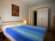 Duće, Bedroom in the studio-apartment, air condition available and WiFi.