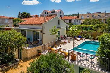 Supetar, Brač, Logi 23813 - Semesterhus med en stenstrand.