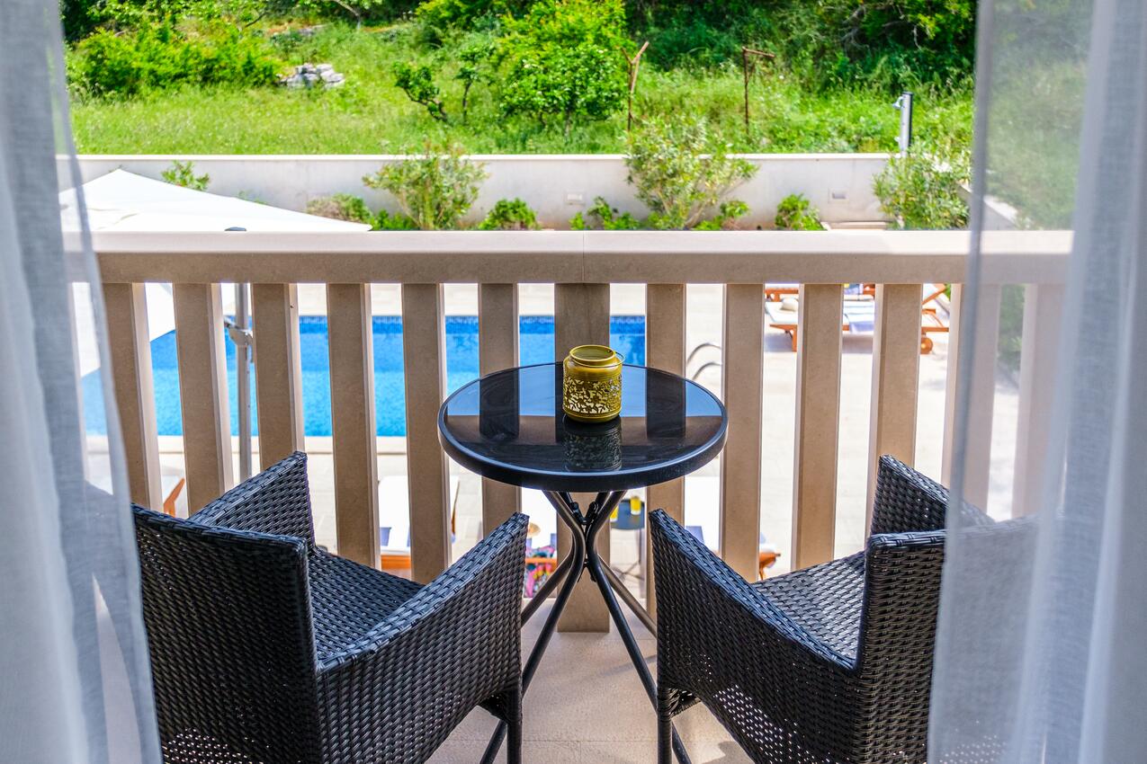 K-23815 - Alloggi privati - Villa di lusso accanto al mare con piscina Splitska, Brazza - Brač