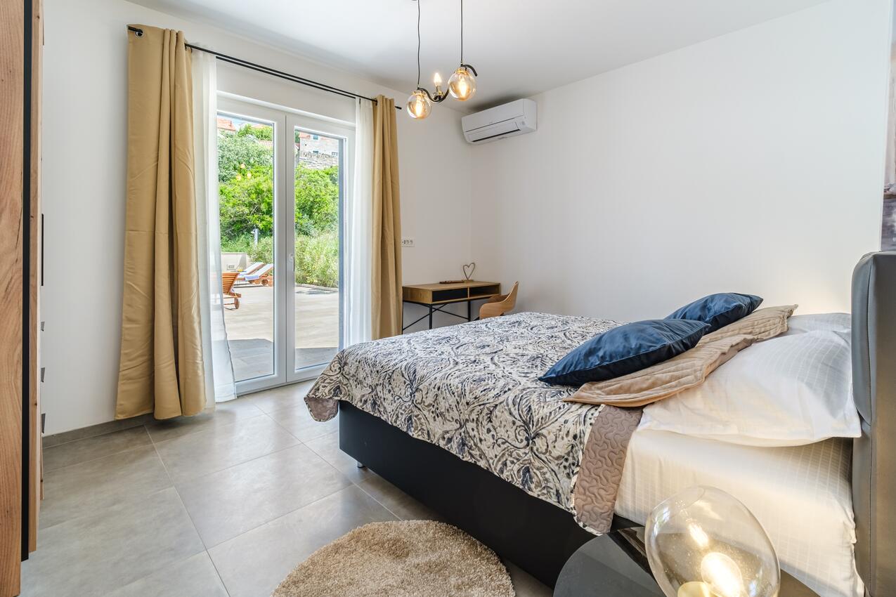 K-23815 - Alloggi privati - Villa di lusso accanto al mare con piscina Splitska, Brazza - Brač