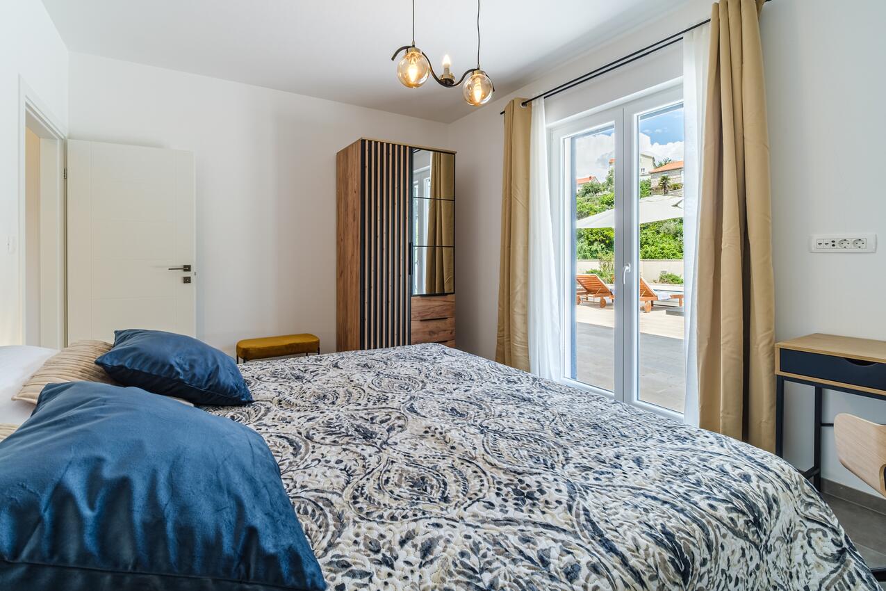 K-23815 - Alloggi privati - Villa di lusso accanto al mare con piscina Splitska, Brazza - Brač