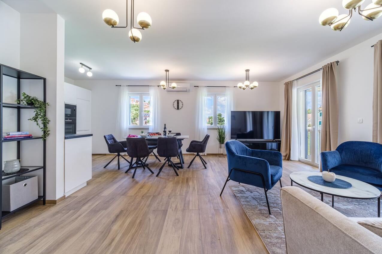 K-23815 - Alloggi privati - Villa di lusso accanto al mare con piscina Splitska, Brazza - Brač