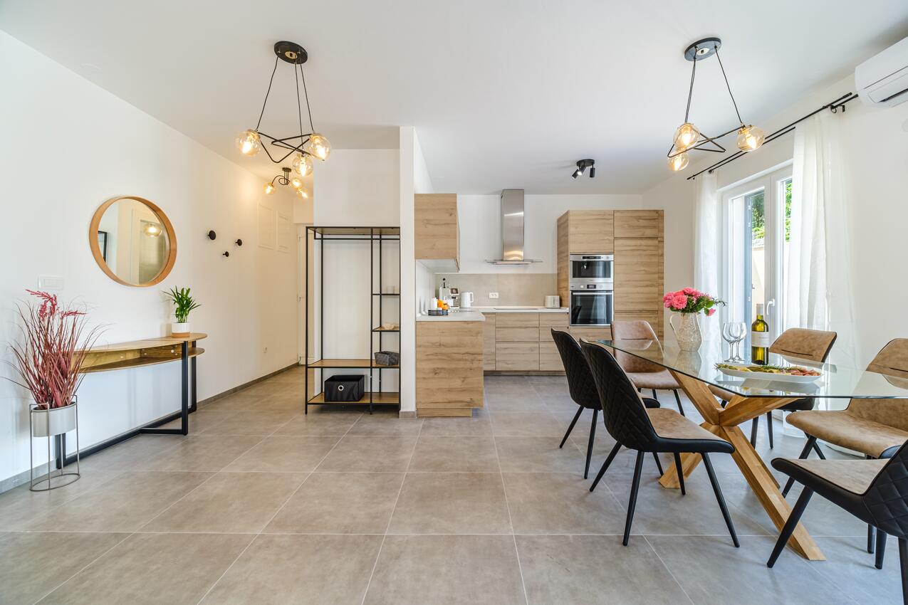 K-23815 - Alloggi privati - Villa di lusso accanto al mare con piscina Splitska, Brazza - Brač