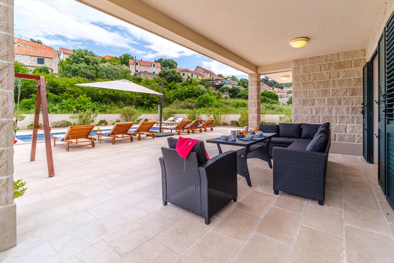 K-23815 - Alloggi privati - Villa di lusso accanto al mare con piscina Splitska, Brazza - Brač