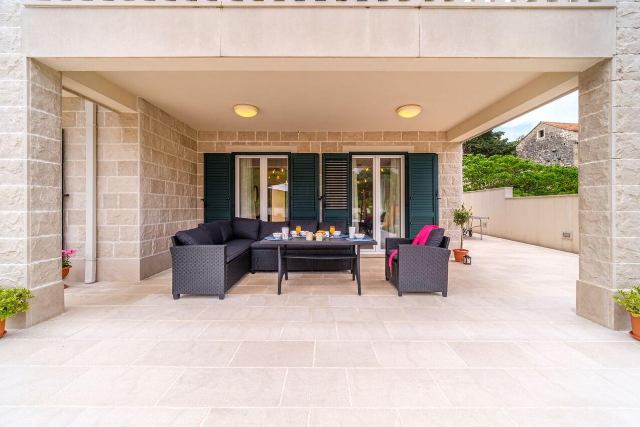 K-23815 - Alloggi privati - Villa di lusso accanto al mare con piscina Splitska, Brazza - Brač