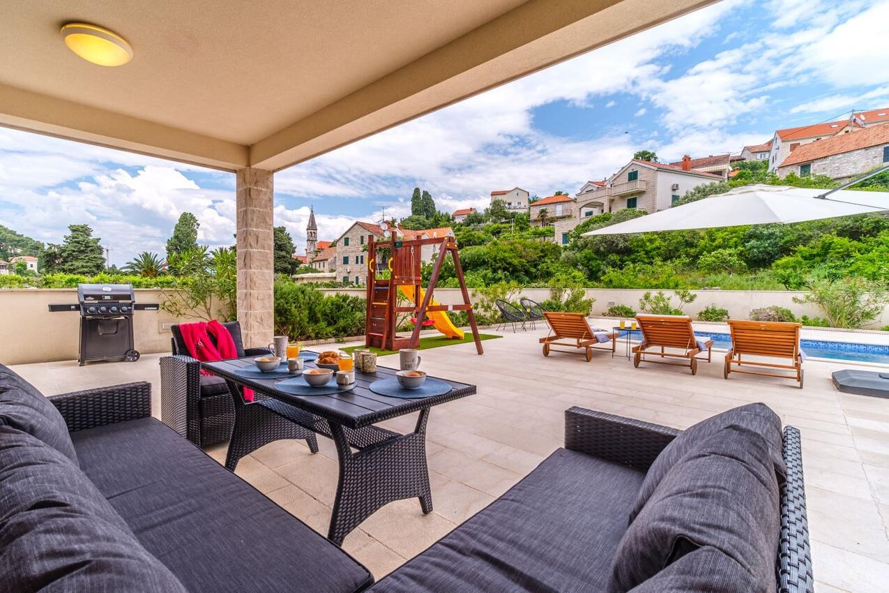 K-23815 - Alloggi privati - Villa di lusso accanto al mare con piscina Splitska, Brazza - Brač