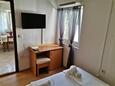 Lopar, Bedroom in the studio-apartment, air condition available and WiFi.