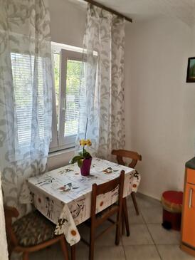 Lopar, Comedor en alojamiento de tipo studio-apartment, WiFi.