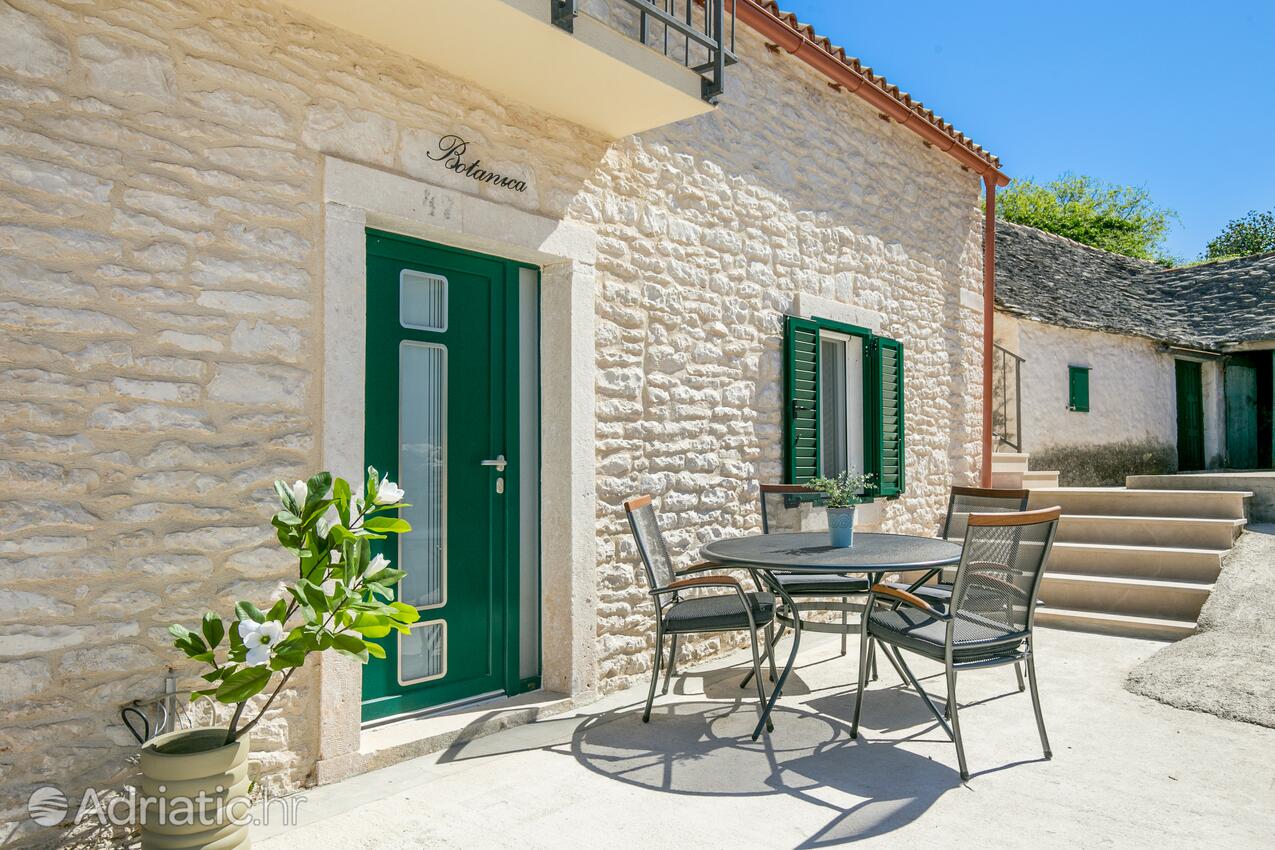 Apartments with parking space Škrip, Brač - 23826