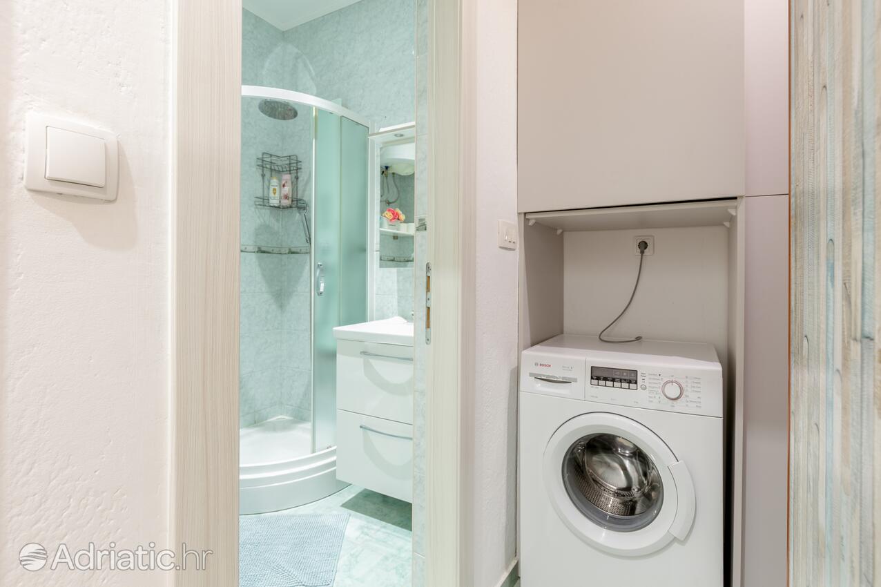 A-23836-a - Privatni smještaj - Apartmani uz more Trogir