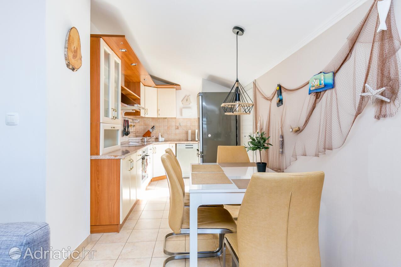 A-23836-a - Privatni smještaj - Apartmani uz more Trogir