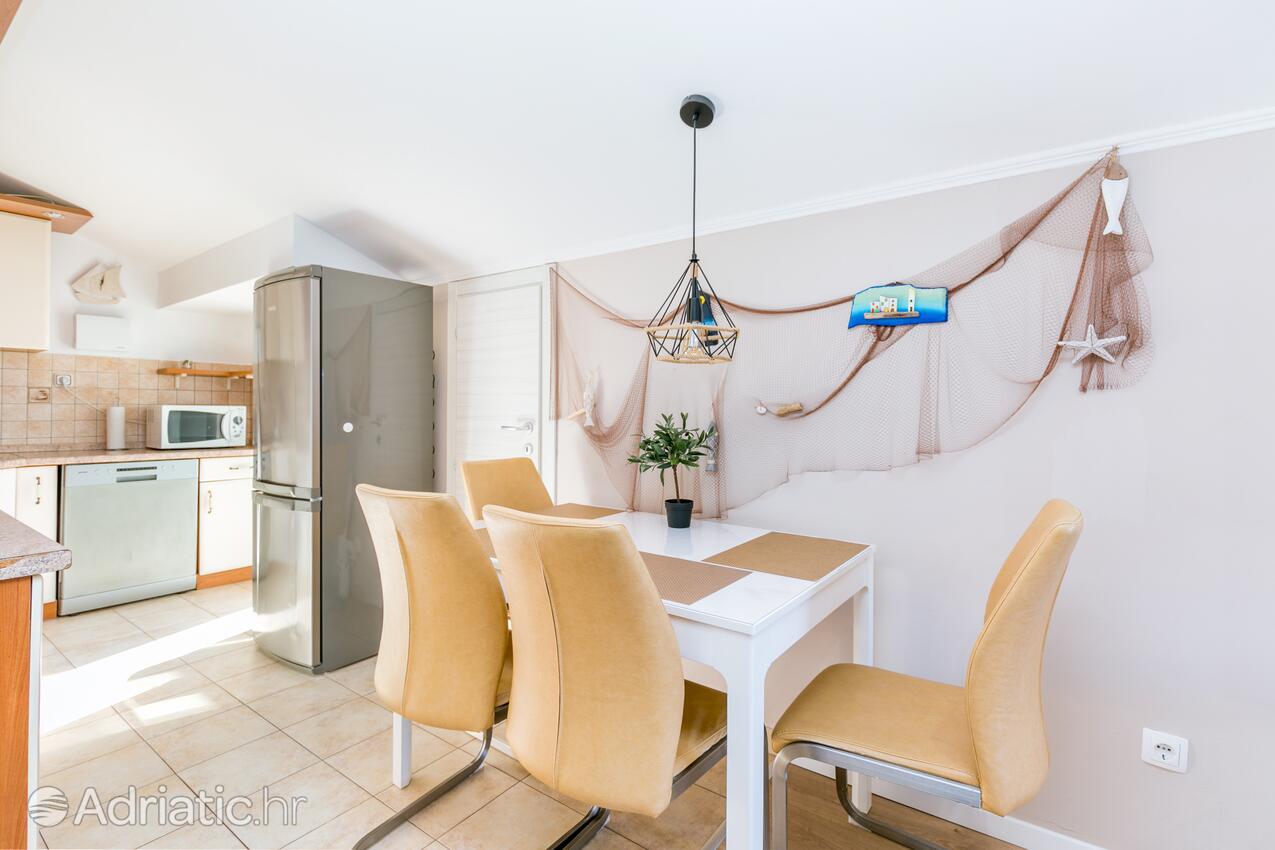 A-23836-a - Privatni smještaj - Apartmani uz more Trogir