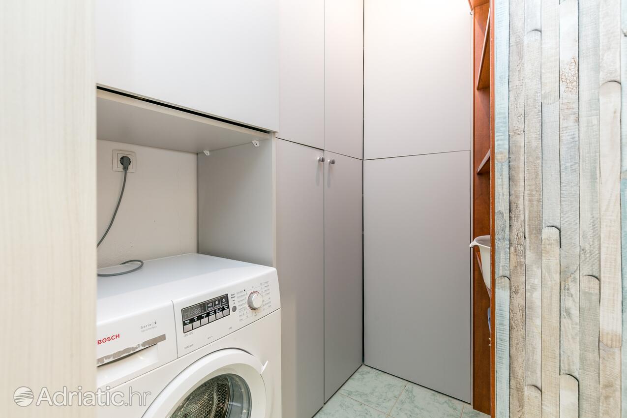 A-23836-a - Privatni smještaj - Apartmani uz more Trogir