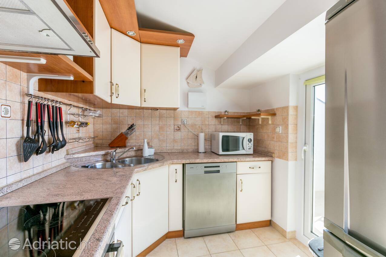 A-23836-a - Privatni smještaj - Apartmani uz more Trogir