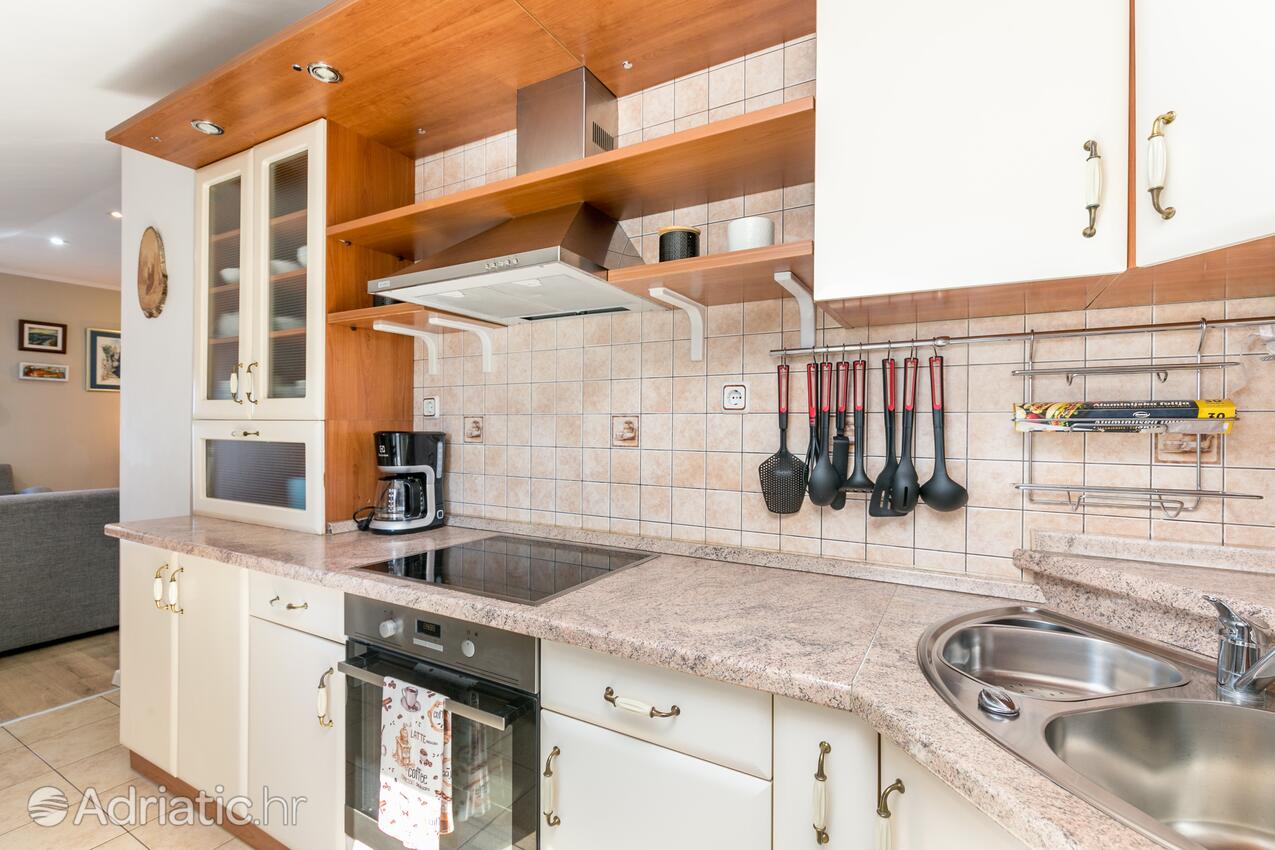 A-23836-a - Privatni smještaj - Apartmani uz more Trogir