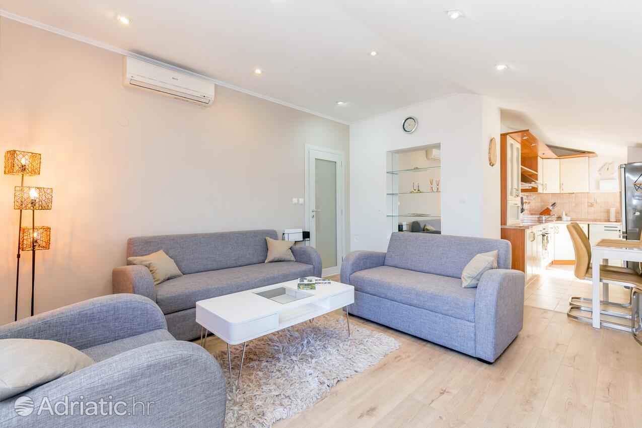 A-23836-a - Privatni smještaj - Apartmani uz more Trogir