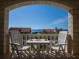 Bol, Terrasse dans l’hébergement en type studio-apartment, avec la vue sur la mer, animaux acceptés et WiFi.