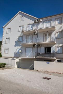 Bol, Brač, Szálláshely 23850 - Apartmanok kavicsos stranddal.