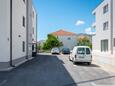 Trogir, Trogir, Parkering 23860 - Leiligheter med en rullesteinstrand.