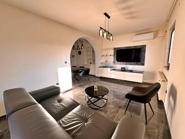 Malinska, Living room in the apartment, air condition available, (pet friendly) and WiFi.