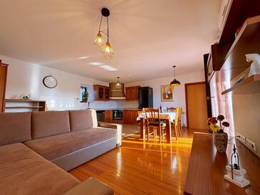 Malinska, Living room in the apartment, air condition available, (pet friendly) and WiFi.