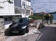 Bilice, Krka, Parkering 23875 - Leiligheter blizu mora med en rullesteinstrand.