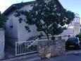 Bilice, Krka, Overnatting 23875 - Leiligheter blizu mora med en rullesteinstrand.