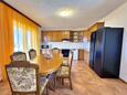 Malinska, Kitchen in the apartment, (pet friendly) and WiFi.