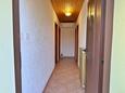 Malinska, Hallway in the apartment, air condition available, (pet friendly) and WiFi.