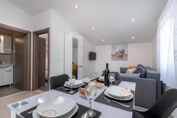 Seget Vranjica, Comedor en alojamiento de tipo apartment, se admiten mascotas y WiFi.