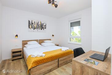 Leiligheter med parkering Vodice - 23894