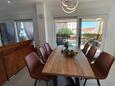 Vodice, Comedor en alojamiento de tipo apartment, aire acondicionado disponible y WiFi.