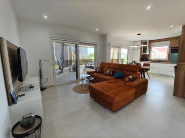 Vodice, Sala de estar en alojamiento de tipo apartment, WiFi.