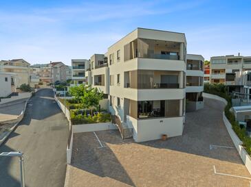 Vodice, Vodice, Propiedad 23894 - Apartamentos con una playa de guijarros.