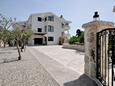 Plano, Trogir, Parkeringsplats 23902 - Semesterhus med en stenstrand.