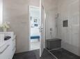 Podgora, Salle de bain 1 dans l’hébergement en type house, animaux acceptés et WiFi.